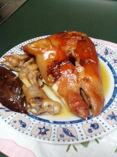 Una foto de Cabeza y patucos de cochinillo
