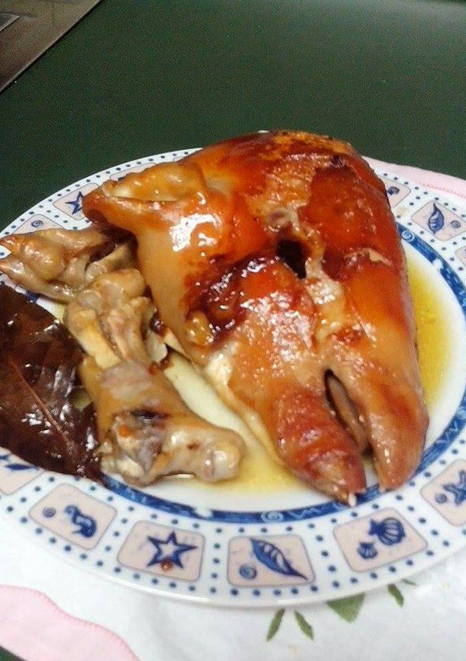 Una foto de Cabeza y patucos de cochinillo