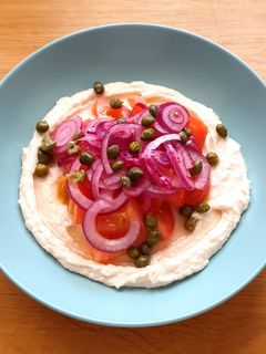 Una foto de Hummus de alubias blancas con tomate