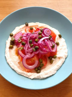 Una foto de Hummus de alubias blancas con tomate
