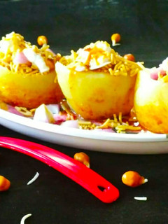 आलू हांडी स्प्रॉउटेट चाट (Aloo Handi Sprouted chaat recipe in Hindi) रेसिपी मुख्य फोटो