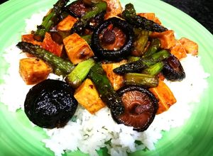 Foto principal de Tofu con setas shiitake y espárragos trigueros en salsa de soja