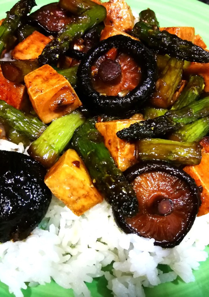 Una foto de Tofu con setas shiitake y espárragos trigueros en salsa de soja