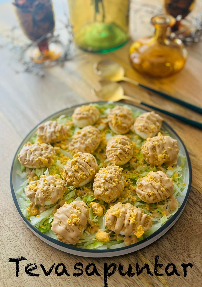 Una foto de Huevos rellenos con mahonesa de gamba roja 🦐 🪺 🎄