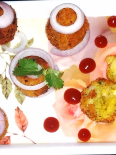 पोटैटो वेजिटेबल चीज़ बॉल्स (Potato vegetable cheese balls recipe in Hindi) रेसिपी मुख्य फोटो