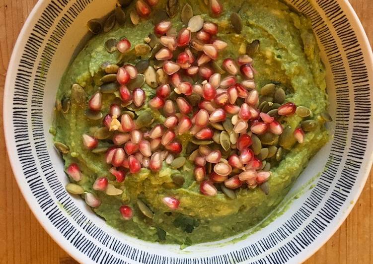 Guacamole mit Granatapfelkernen und Sonnenblumenkernen