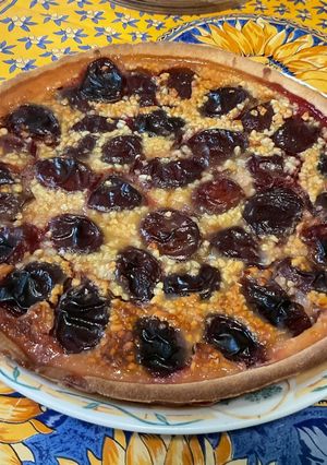 Une photo de Tarte aux prunes, miel et amandes