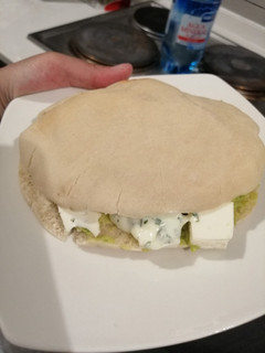 Una foto de Sándwich en Pan Pita con salsa de Yogurt