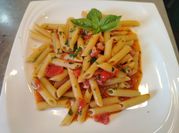 Una foto di penne con pancetta