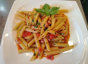 Foto di Penne con Pomodorini Freschi, Pancetta Affumicata e Noce Moscata