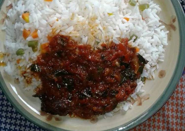 White rice with carrots and green peas,and tomatoe sauce