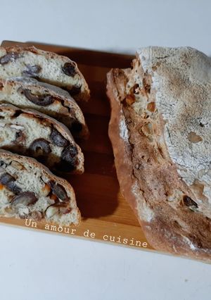 Une photo de Pain semi complet gourmand 🌾 dattes orangettes noix amandes et noisettes 🍞