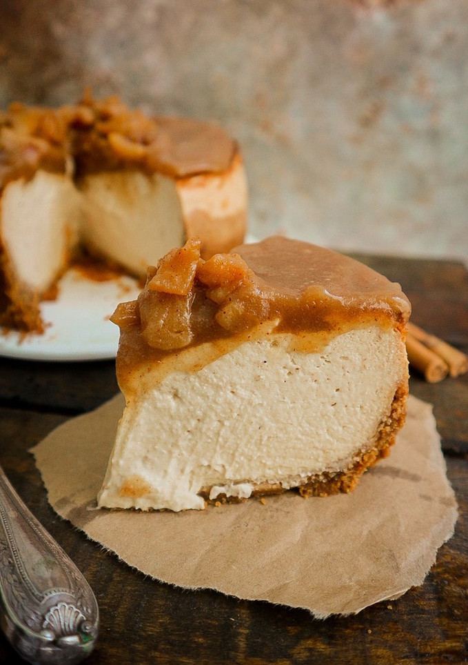 Una foto de Cheesecake de manzana y caramelo sin azúcar 🍎