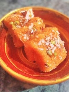 मूंग दाल की बर्फी (Moong dal ki barfi recipe in hindi) रेसिपी मुख्य फोटो