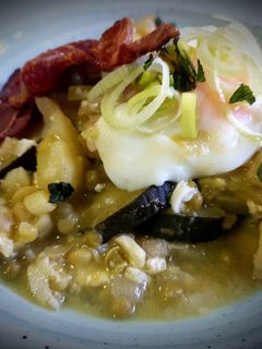 Una foto de Bacalao con patatas en salsa verde
