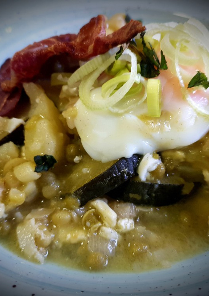 Una foto de Bacalao con patatas en salsa verde