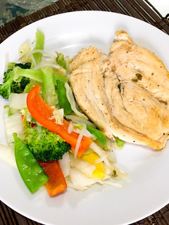 Una foto de Pechuga de pollo con salteado oriental