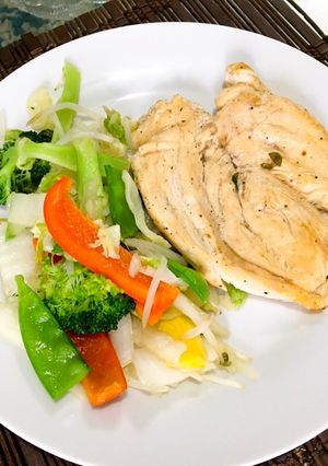 Una foto de Pechuga de pollo con salteado oriental