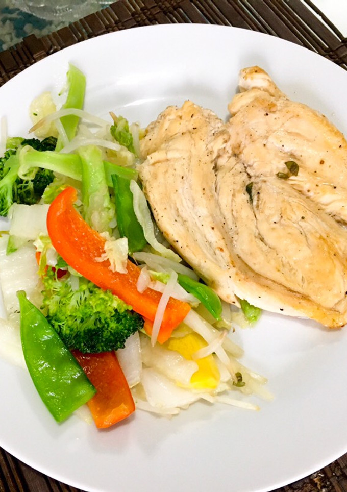 Una foto de Pechuga de pollo con salteado oriental