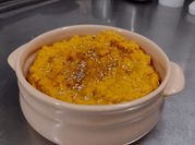 Una foto de hummus de zanahoria
