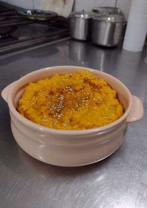 Una foto de Hummus zanahoria
