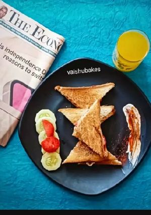 A picture of Corn Capsicum Sandwich in White Sauce.