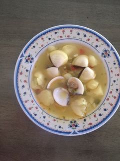 Una foto de Almejas con patatas caldosas