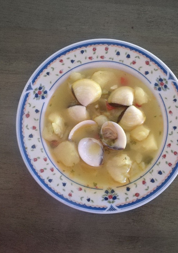 Una foto de Almejas con patatas caldosas
