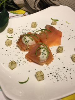 Una foto de Pica pica de salmón con mozzarella