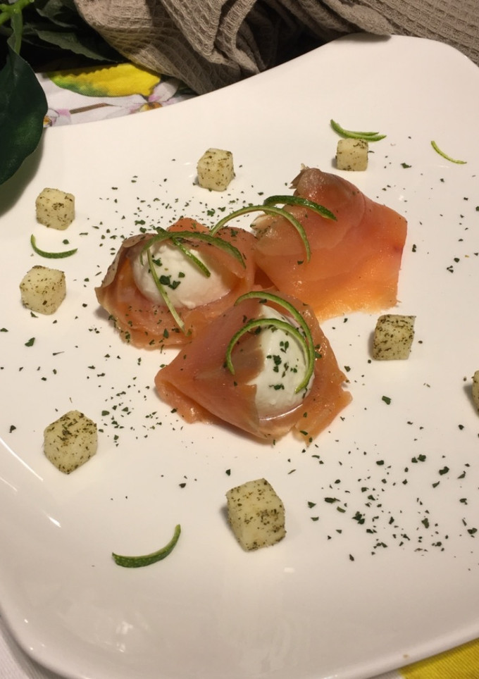 Una foto de Pica pica de salmón con mozzarella