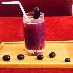 A picture of Black grapes and pomegranate juice.