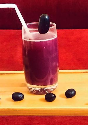 A picture of Black grapes and pomegranate juice.