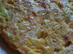 Una foto de Tortilla de repollo y jamón