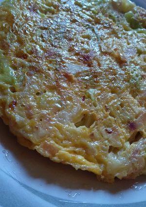 Una foto de Tortilla de repollo y jamón