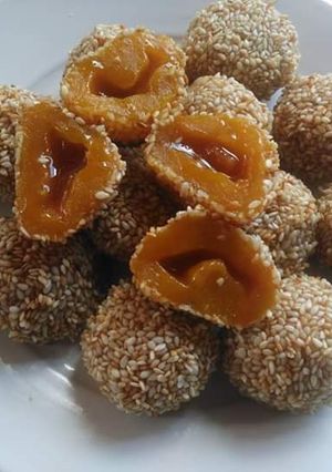Hình của món Bánh nếp bí đỏ phủ vừng.