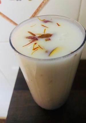 बादाम- पिस्ता लस्सी रेसिपी मुख्य फोटो