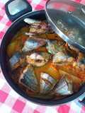 Cazuela de jureles negros con patatas al estragón y eneldo