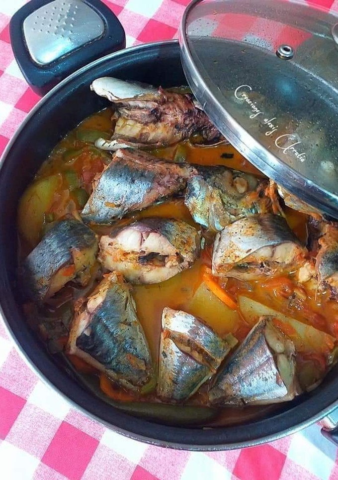 Una foto de Cazuela de jureles negros con patatas al estragón y eneldo