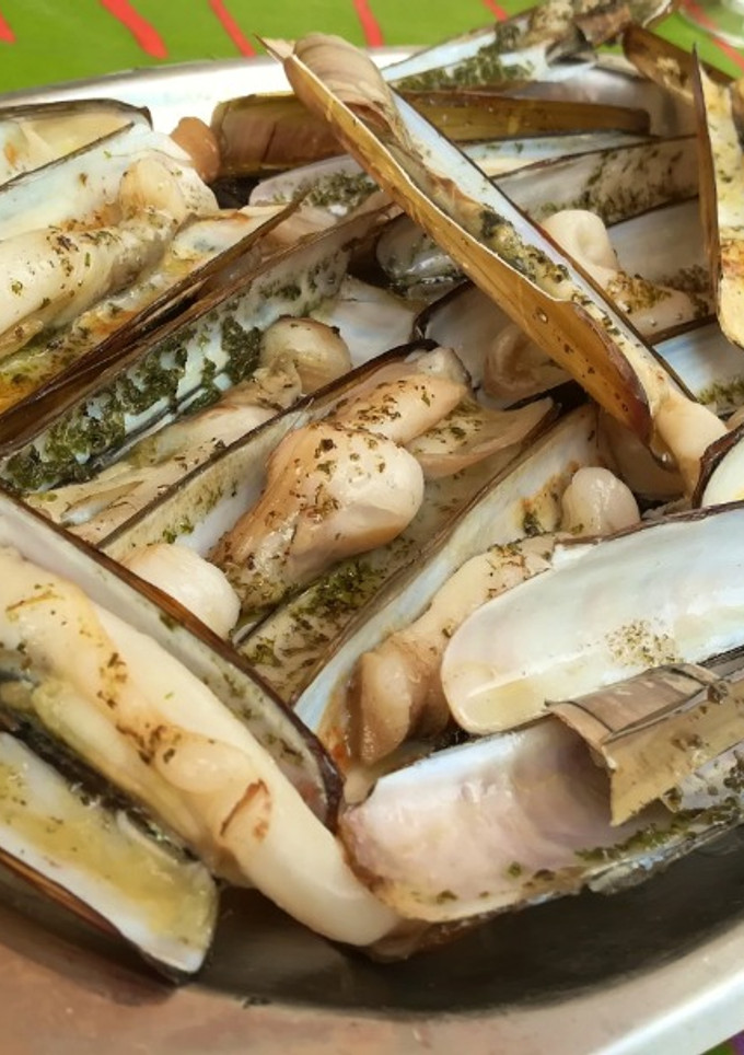 Una foto de Navajas a la brasa con aceite de romero