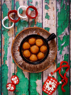 A picture of Nolen Gurer Roshogolla (Roshogolla Using Dates Jaggery).
