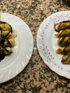 Una foto de Rollito de berenjena con salmón y queso