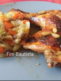 Una foto de Pollo al horno con soja y miel y timbal de verduras varias
