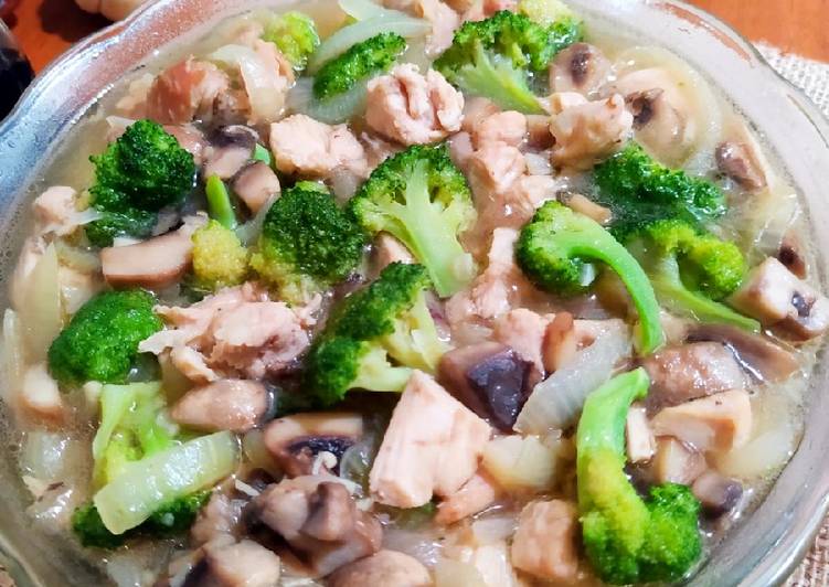 Langkah Mudah untuk Menyiapkan Cah Brokoli Jamur Ayam Saus Tiram, Menggugah Selera