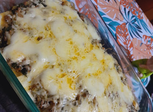Una foto de Canelones de acelga y carne molida con queso gratinado y salsa