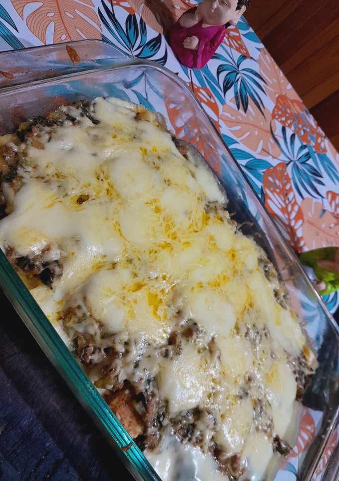 Una foto de Canelones de acelga y carne molida con queso gratinado y salsa