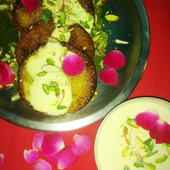 A picture of Malai malpua with rabdi.