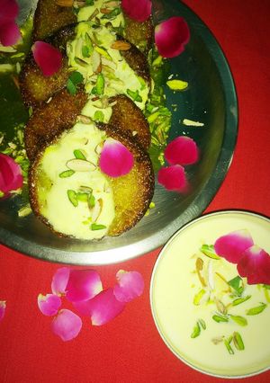 A picture of Malai malpua with rabdi.