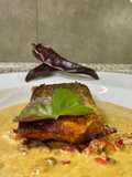 Salmón a la mantequilla en salsa de piures