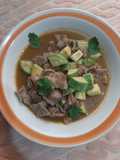 Bistec con calabacita sazonado con caldo de frijoles