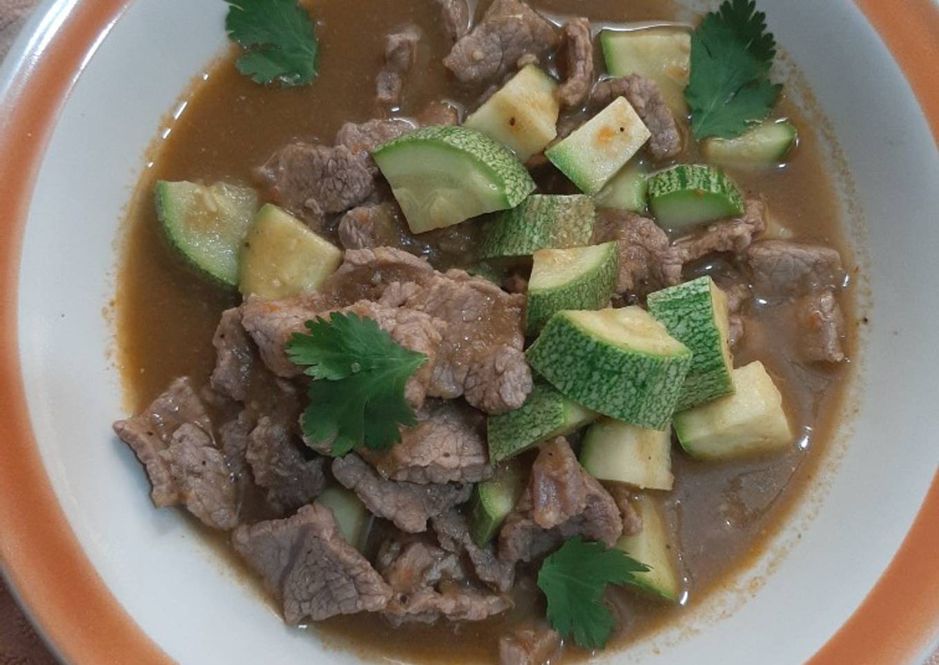 Bistec con calabacita sazonado con caldo de frijoles
